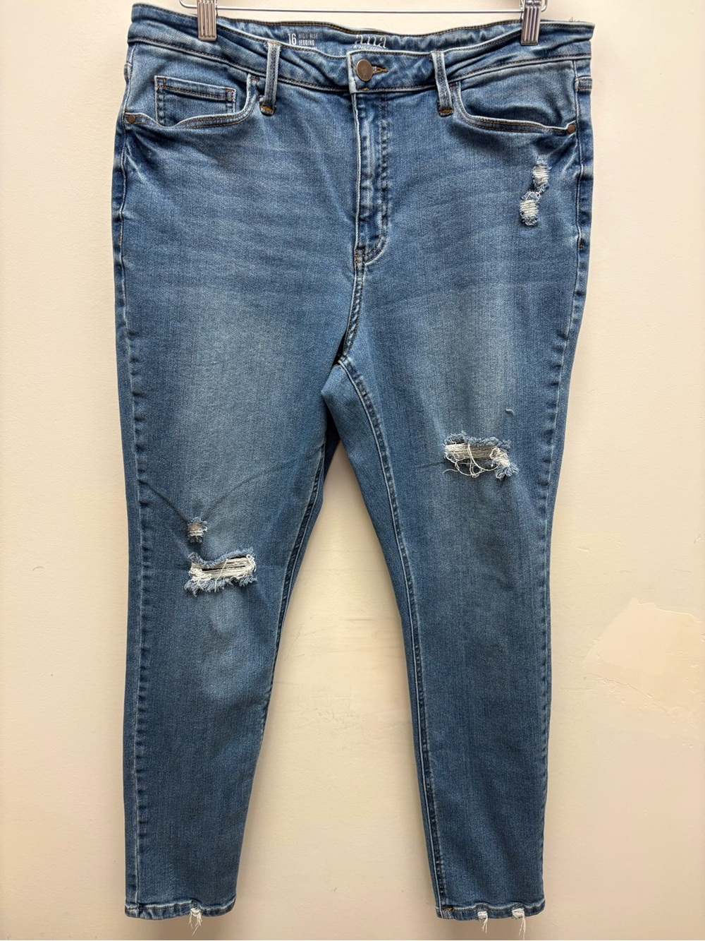 4 for $25 💙 a.n.a. High Rise Distressed Jeggings Size 16 💙